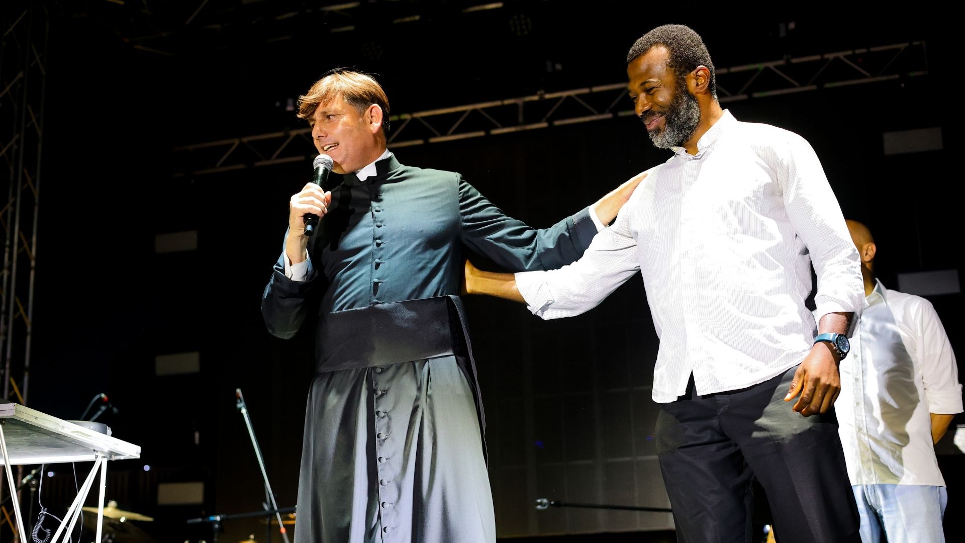 Un messaggio ai giovani dal palco di San Giorgio: Padre Antonio Coluccia alla Festa di Pianura